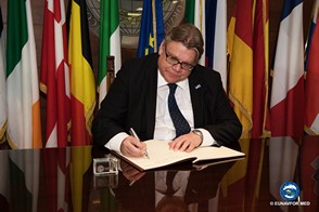 Finnish Minister of Foreign Affairs visits EUNAVFOR MED operation Sophia Headquarters in Rome