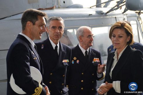 EUNAVFOR MED: the Spanish frigate ‘Navarra’ receives on board the visit of the Spanish Minister of Defence in Catania